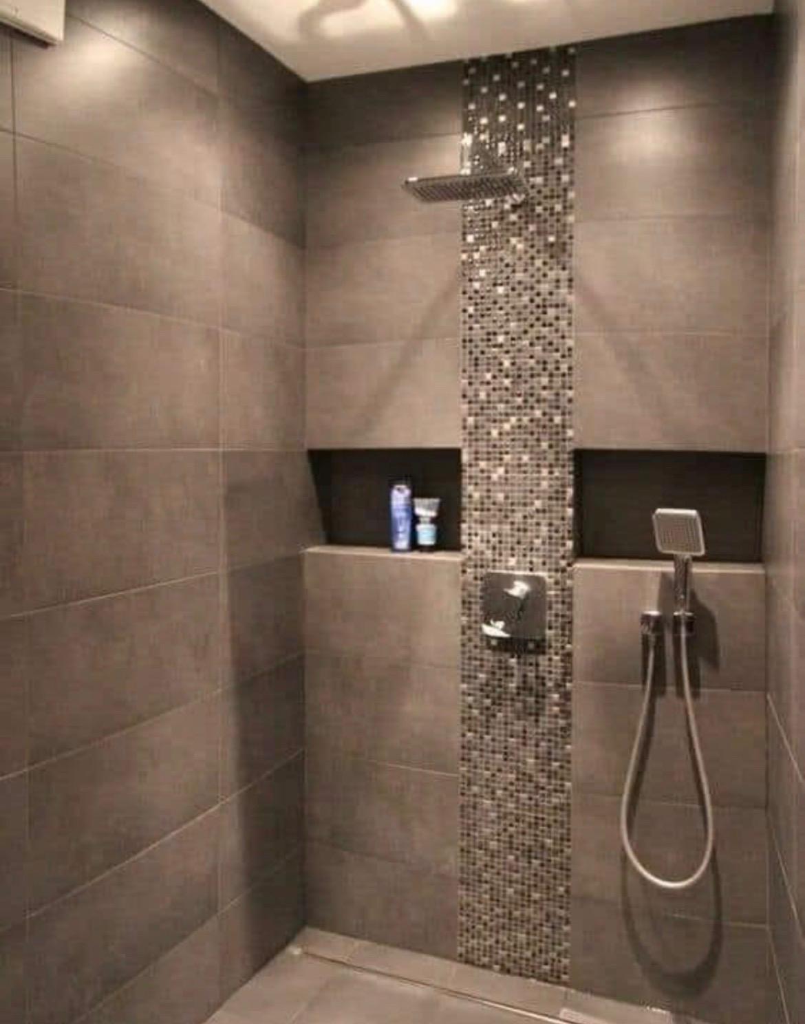 Moderne douche met mozaïektegels