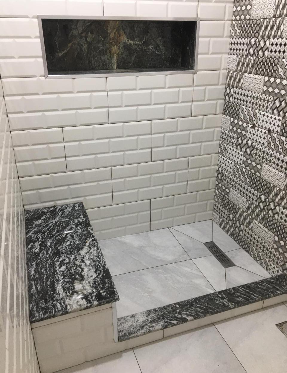 Douche met metrotegels en decoratieve patronen