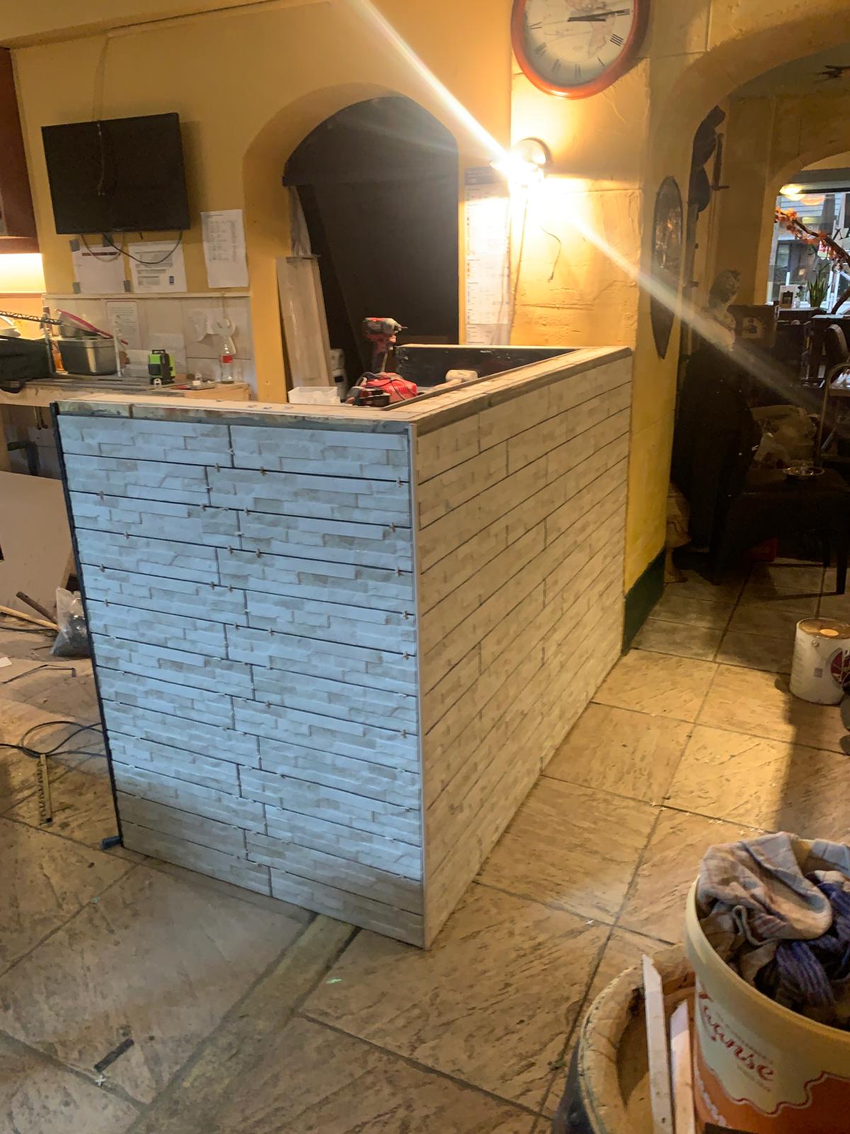 Bar met steenstrip betimmering