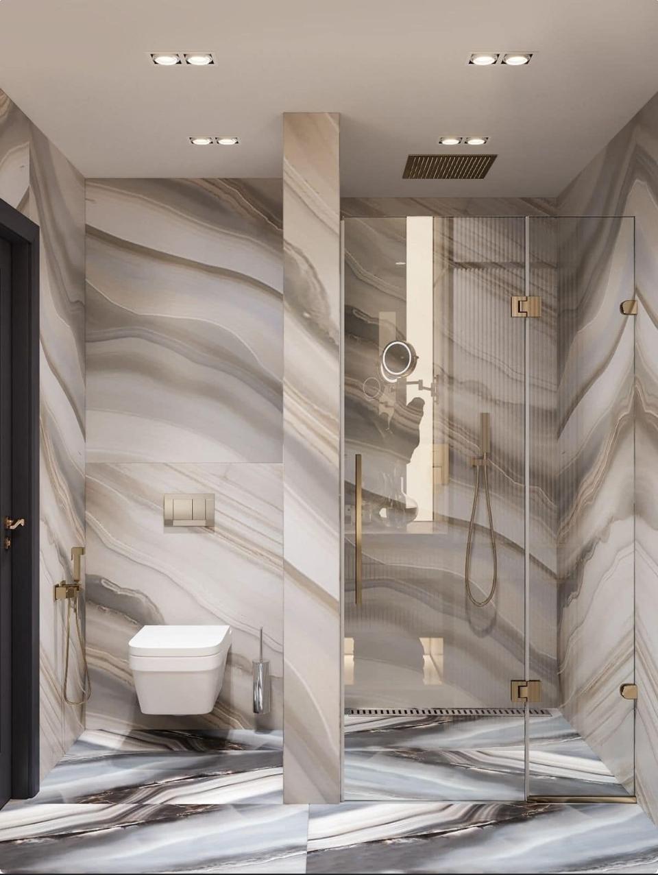 Luxe badkamer met marmeren wanden en glazen douchecabine