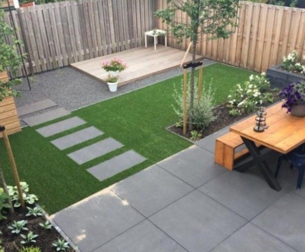 Complete tuinaanleg met kunstgras, tegels en houten vlonder