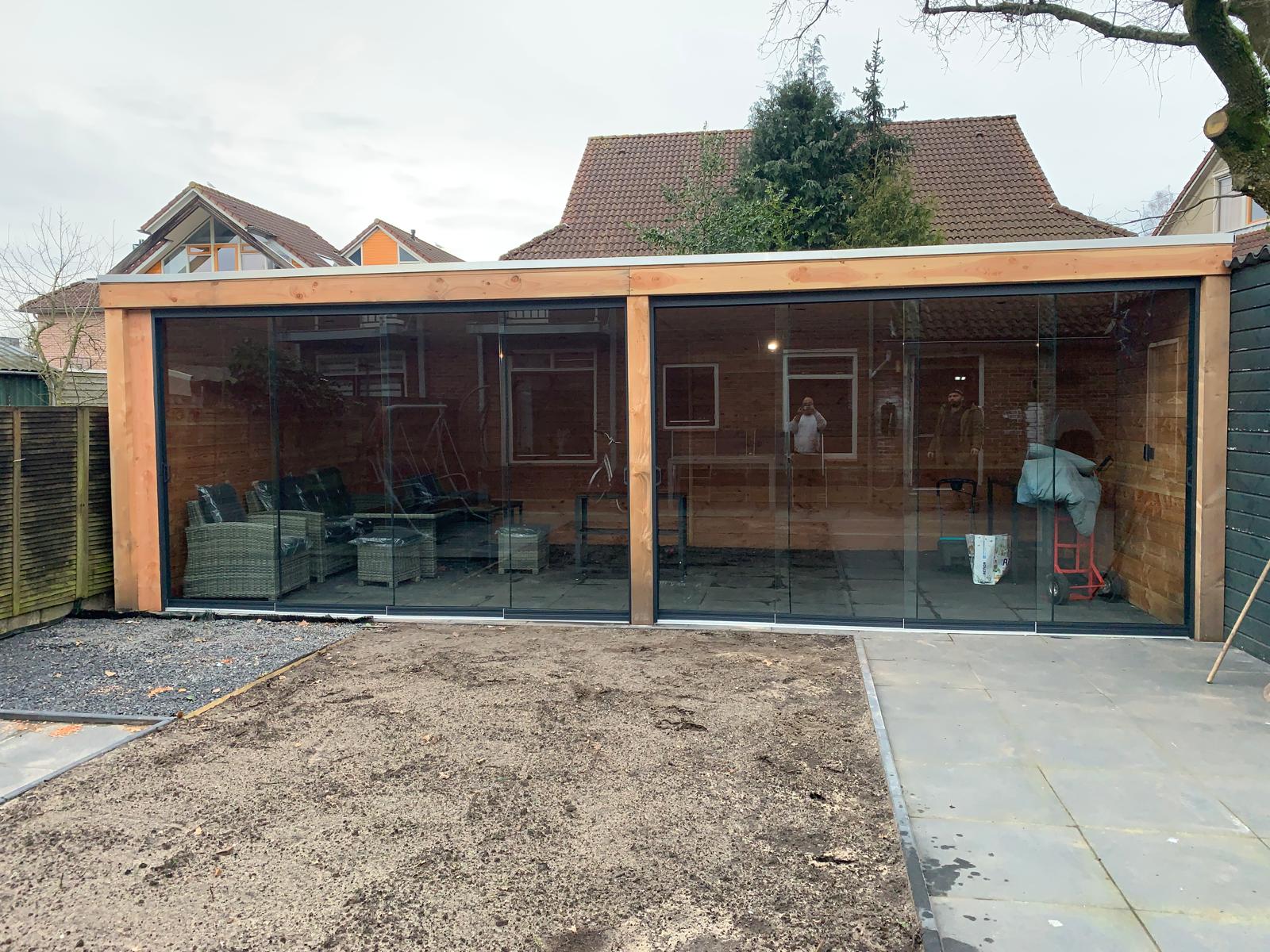 Tuinhuis met glazen schuifwanden
